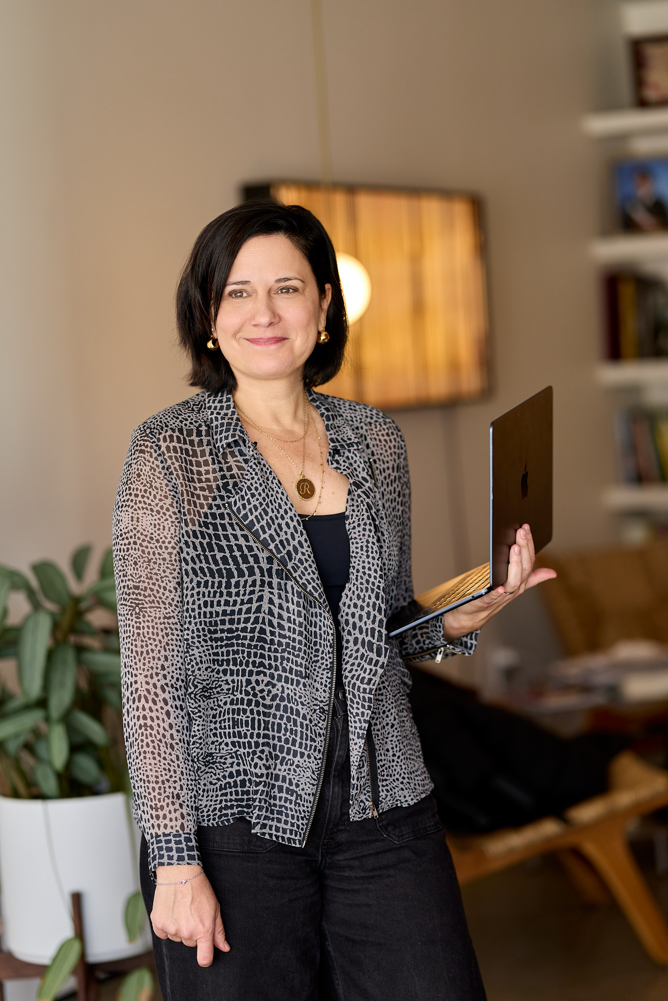 Fannie Perron travaillant avec son ordinateur